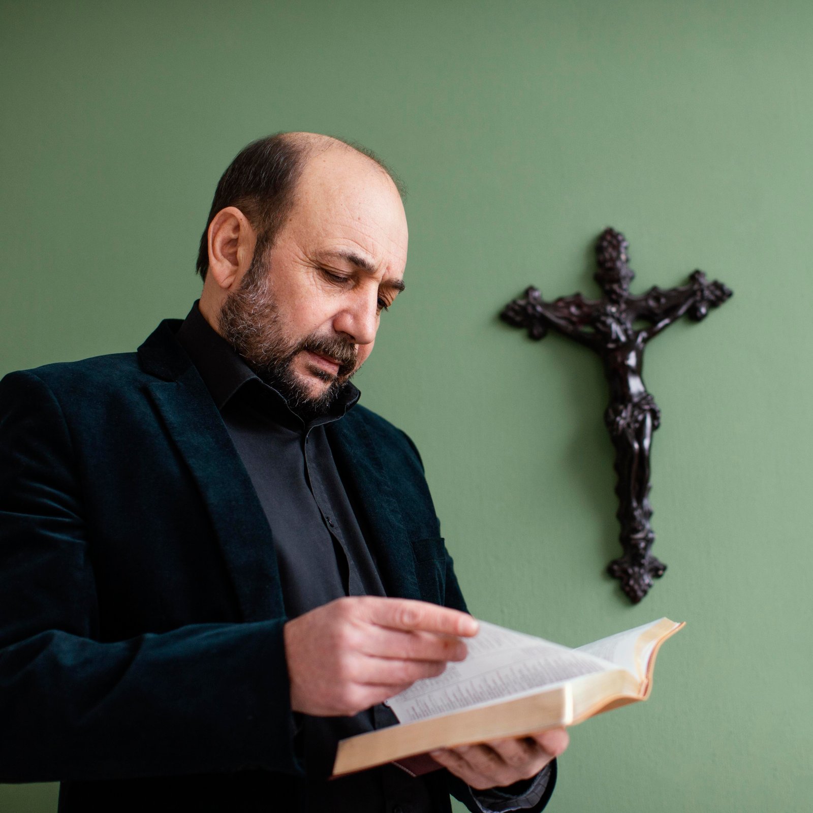 Homem religioso segurando o livro sagrado